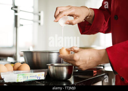 7/8 Bild der Frau, das Ei in der Schüssel Stockfoto