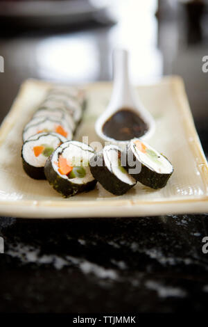 Close-up Sushi Rollen in Fach auf den Küchentisch Stockfoto