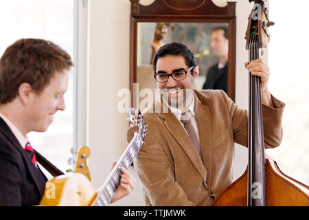 Lächelnde Musiker üben im Studio Stockfoto