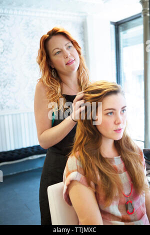 Friseur Haar styling Kunden im Friseursalon Stockfoto