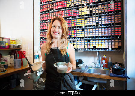 Portrait von Friseur im Friseursalon Stockfoto