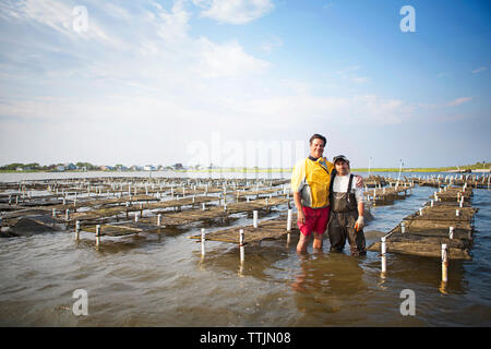 Portrait der Fischer mit den Armen herum, in Oyster Farm Stockfoto