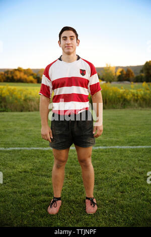 In voller Länge Porträt der Rugby Spieler stehen auf dem Feld Stockfoto