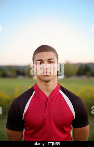 Portrait von Rugby Player stehen auf gegen den klaren Himmel Stockfoto