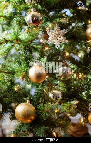 Nahaufnahme goldener Kugeln am weihnachtsbaum Stockfoto