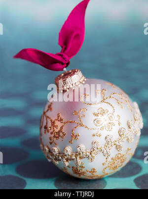 Christmas Ornament auf Tisch Stockfoto