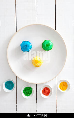 Ansicht von oben von Cupcakes in der Platte auf dem Tisch Stockfoto