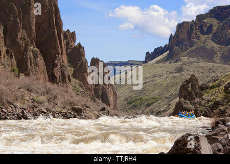 Freunde River Rafting im Fluss Stockfoto