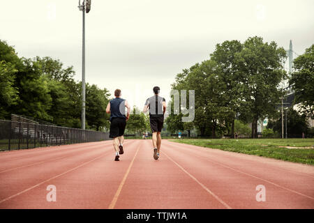 Ansicht der Rückseite des Athleten, die auf Sport, Anschluss Stockfoto