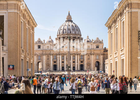 Rom, Italien, 27. APRIL 2019: Menschen zu Fuß entlang der berühmten Via della Conciliazione mit der St. Peter Basilika in der Ferne. Stockfoto