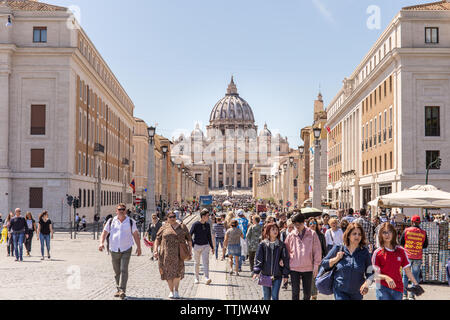 Rom, Italien, 27. APRIL 2019: Menschen zu Fuß entlang der berühmten Via della Conciliazione mit der St. Peter Basilika in der Ferne. Stockfoto