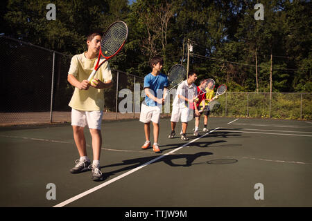 Spieler in der Zeile am Hof stehen Tennis spielen. Stockfoto