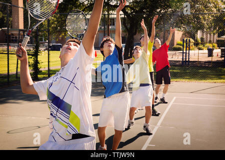 Spieler in der Zeile am Hof stehen Tennis spielen. Stockfoto