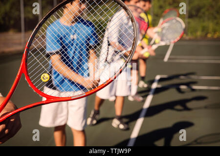 Spieler in der Zeile am Hof stehen Tennis spielen. Stockfoto