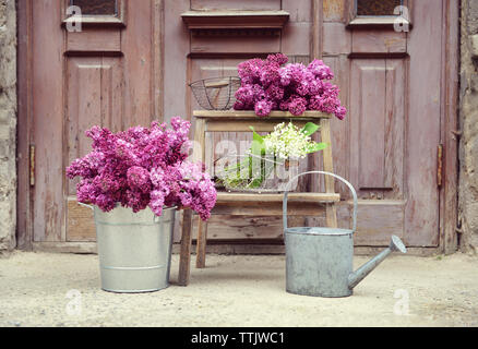 Lila Flieder und Mai - lily Blumen auf alte Veranda Stockfoto