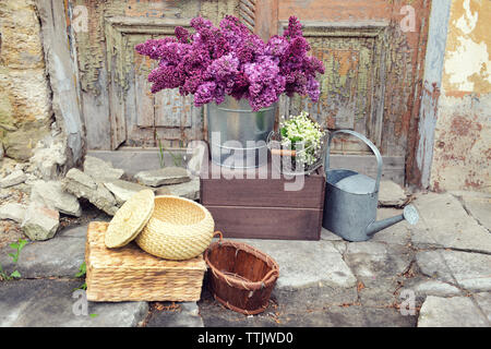 Lila Flieder und Mai - lily Blumen auf alte Veranda Stockfoto