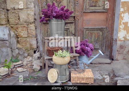 Lila Flieder und Mai - lily Blumen auf alte Veranda Stockfoto