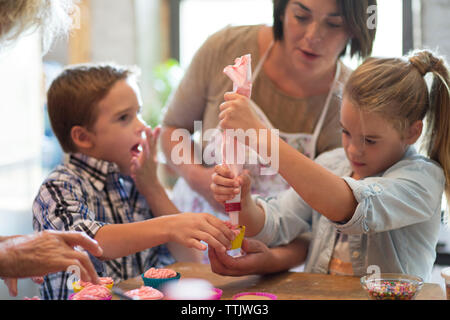 Familie cupcakes in Küche Stockfoto