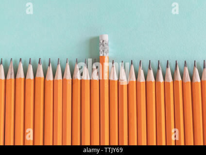 Grenze von Orange geschärft Bleistifte, mit einem Radiergummi in der Mitte Stockfoto