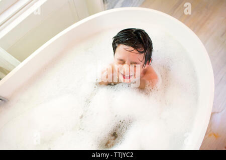 Hohe Betrachtungswinkel der boy Baden Stockfoto