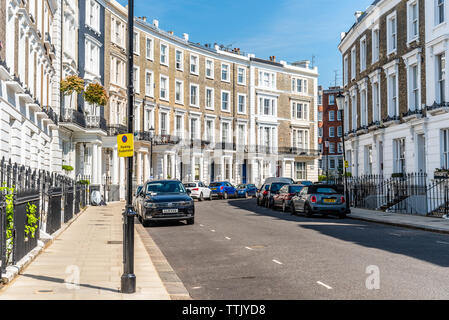 London, UK, 15. Mai 2019: Luxus Englisch viktorianischen Häuser in Notting Hill, einem Stadtteil im Westen von London im Bezirk von Kensington und Chelsea. Stockfoto