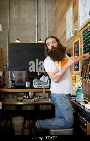 Mann mit Bart stehen, Bier Brauerei Kappen Stockfoto