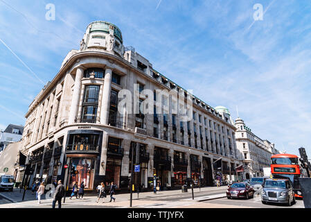 London, UK, 15. Mai 2019: Blick auf die Regent Street. Es ist eines der größten Einkaufszentren in London mit luxuriösen Geschäften Stockfoto