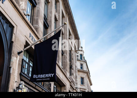 London, UK, 15. Mai 2019: Burberry luxus Fashion Store in der Regent Street. Ein High-End-britische Marke verkaufen teure Luxus Mode Stockfoto