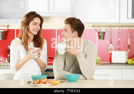 Paar beim Frühstück in der Küche Stockfoto