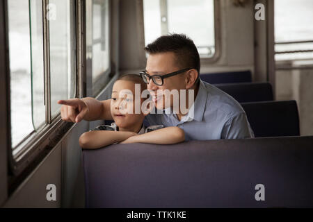 Vater, Sohn und genießen Sie in der Fähre Stockfoto