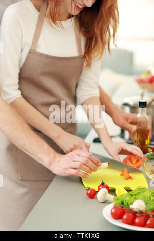 Paar kochen Salat in der Küche Stockfoto