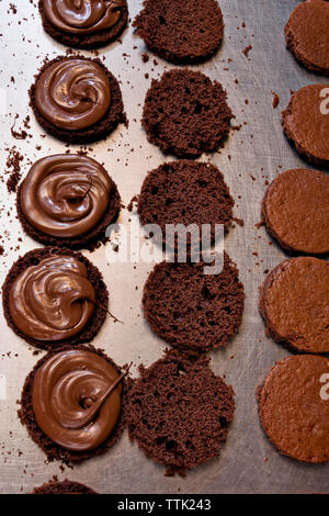 Hohe Betrachtungswinkel von Schokolade Schwamm Kuchen auf den Küchentisch im Werk Stockfoto