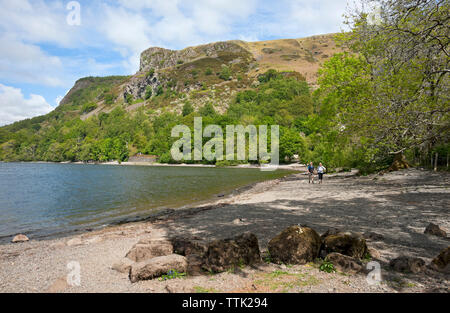 Falcon Crag mit Walla Felsen auf der linken Seite vom Ufer des Derwentwater Lake District National Park Cumbria England UK Vereinigtes Königreich GB Grossbritannien Stockfoto