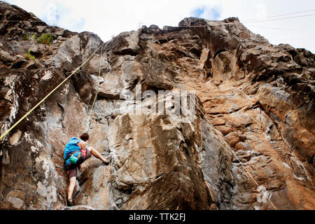 Low Angle Sicht des Menschen Klettern Stockfoto