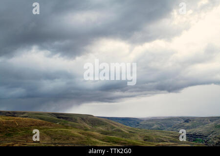 Malerische Aussicht auf die Landschaft gegen bewölktem Himmel Stockfoto