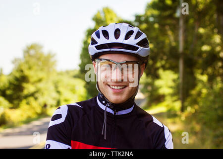 Portrait von lächelnden Sportler Stockfoto