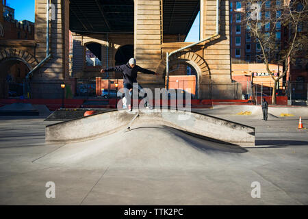 Mann Durchführung stunt beim Skateboarden skateboard Park Stockfoto