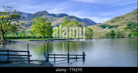 Der Leiter der Buttermere See in Cumbria, die umliegenden Berge und ruhige Gewässer. Stockfoto