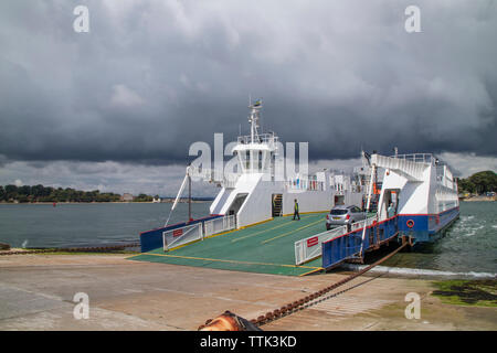 Studland Kette Fähre Andocken an studland Bay von Sandbänken, Pool, Hafen, Dorset, England, Großbritannien Stockfoto