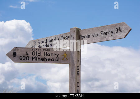 Fußweg Zeichen von Studland, Pool und Old Harry Rocks, Dorset, England, Großbritannien Stockfoto