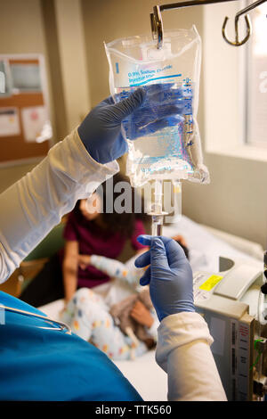 Krankenschwester Einstellung Infusion im Krankenhaus Stockfoto