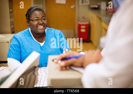 Gerne Krankenschwester sprechen in dem Krankenhaus, Arzt Stockfoto