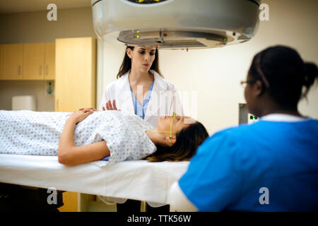 Arzt und Krankenschwester bei Patientenlagerung auf Prüfung Tabelle Stockfoto