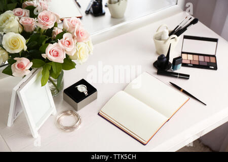 Kosmetik- und Notebook auf Licht Schminktisch Stockfoto