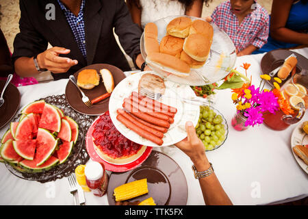 Hohe Betrachtungswinkel von Lebensmitteln auf Frühstückstisch Stockfoto