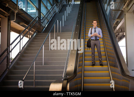 Low Angle View der Geschäftsmann auf der Rolltreppe Stockfoto