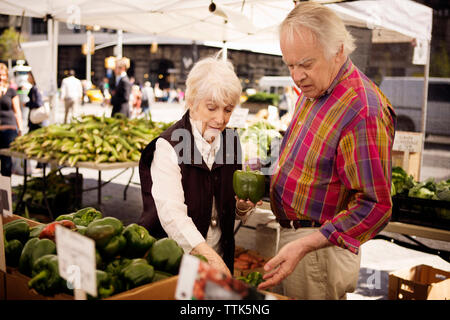 Senior paar Kaufen grüne Paprika bei Street Market Stockfoto