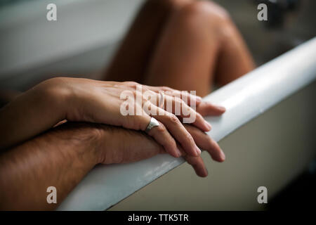 Zugeschnittenes Bild von romantisches Paar in der Wanne zu Hause Stockfoto