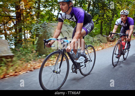 Männliche Radfahrer Fahrrad auf der Straße Stockfoto