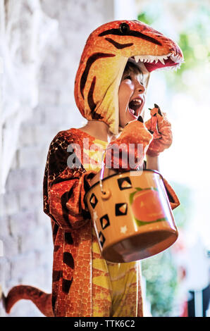 Junge gekleidet in Dragon Kostüm für Halloween Party Stockfoto